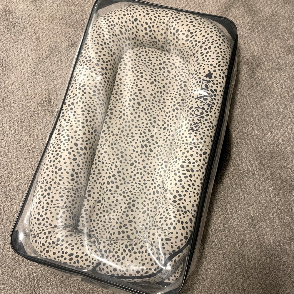DockATot baby lounger